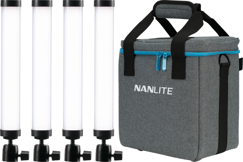 Neljä NANLITE Pavotube II 6C LED-valopalkkia seisoo pystysuorassa harmaan vetoketjullisen kantolaukun vieressä, jossa on mustat kahvat ja sininen vetoketju ja joka sisältyy NANLITE Pavotube II 6C - 4 valopakkaukseen laukun kanssa.