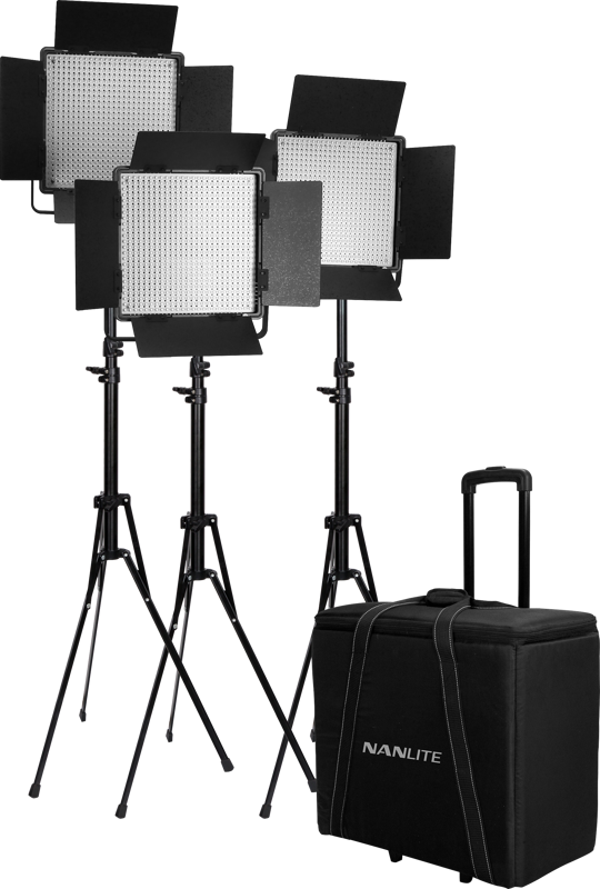 NANLITE 3 Light Kit 600CSA, jossa on kolme LED-paneelivaloa, joissa on ladon ovet säädettävissä jalustoissa, on esitetty mustan pyörillä varustetun NANLITE-merkityn ja olkahihnalla varustetun kärrylaukun vieressä.