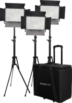 NANLITE 3 Light Kit 900CSA sisältää kolme LED-paneelia säädettävissä jalustoissa, jotka on sijoitettu mustan, pyörillä varustetun, Nanlite-brändillä varustetun vaunukotelon taakse valaistuslaitteiden kuljettamista varten.