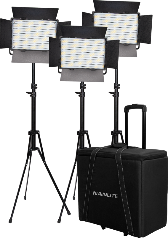 NANLITE 3 Light Kit 900CSA sisältää kolme LED-paneelia säädettävissä jalustoissa, jotka on sijoitettu mustan, pyörillä varustetun, Nanlite-brändillä varustetun vaunukotelon taakse valaistuslaitteiden kuljettamista varten.