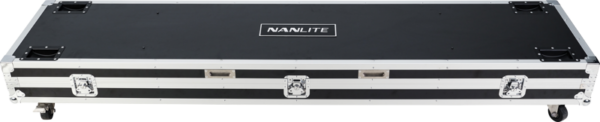 Pitkä, suorakaiteen muotoinen musta kova kotelo, jossa on hopeiset metallireunat, salvat ja kahvat, ja jonka yläosassa on NANLITE-logo. Suunniteltu NANLITE Pavotube II 60X - 8 valon sarjan kuljettamiseen.