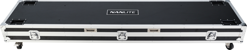 Pitkä, suorakaiteen muotoinen musta kova kotelo, jossa on hopeiset metallireunat, salvat ja kahvat, ja jonka yläosassa on NANLITE-logo. Suunniteltu NANLITE Pavotube II 60X - 8 valon sarjan kuljettamiseen.