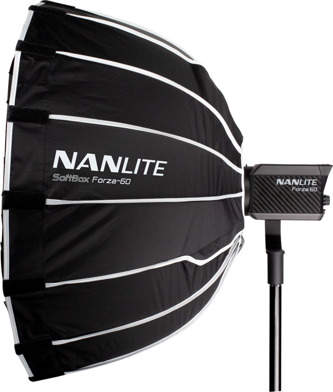 NANLITE Softbox 60cm FM-kiinnityksellä on kiinnitetty jalustalla olevaan studiovalaisimeen ja näytetään sivulta valkoista taustaa vasten.