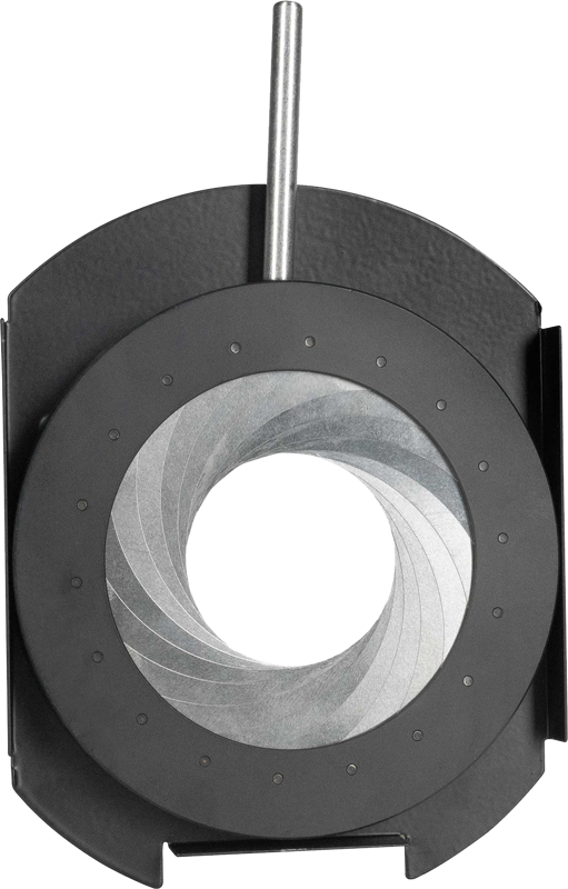 Lähikuva NANLITE Adjustable Iris Diaphragm for PJ-FMM: päällekkäiset metalliterät muodostavat pyöreän aukon, joka on asennettu mustaan pidikkeeseen, jonka yläreunasta ulottuu metallitanko.