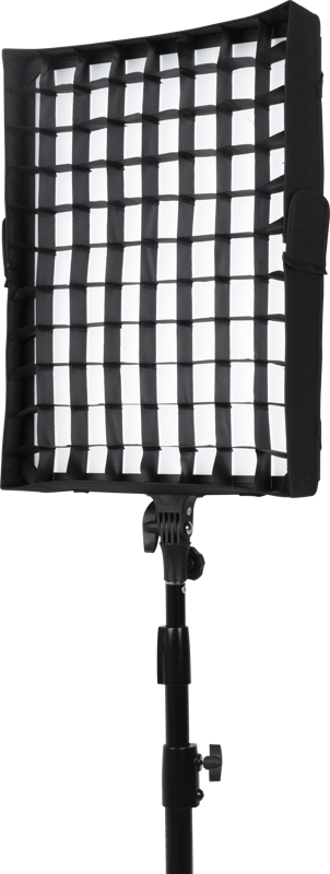NANLITE Eggcrate for Compac 100/100B on kuvassa kiinnitettynä suorakulmaiseen studio-LED-paneeliin, joka on asennettu mustaan säädettävään jalustaan valkoista taustaa vasten.