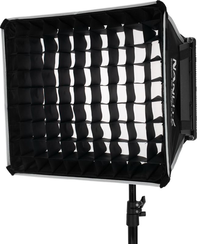 NANLITE Barndoor With Softbox for MixPad II 27C on asennettu valotelineeseen, jossa on mustaruutuinen softbox, joka on suunniteltu tuottamaan hallittua, tarkennettua valaistusta valokuvaukseen tai videotuotantoon.