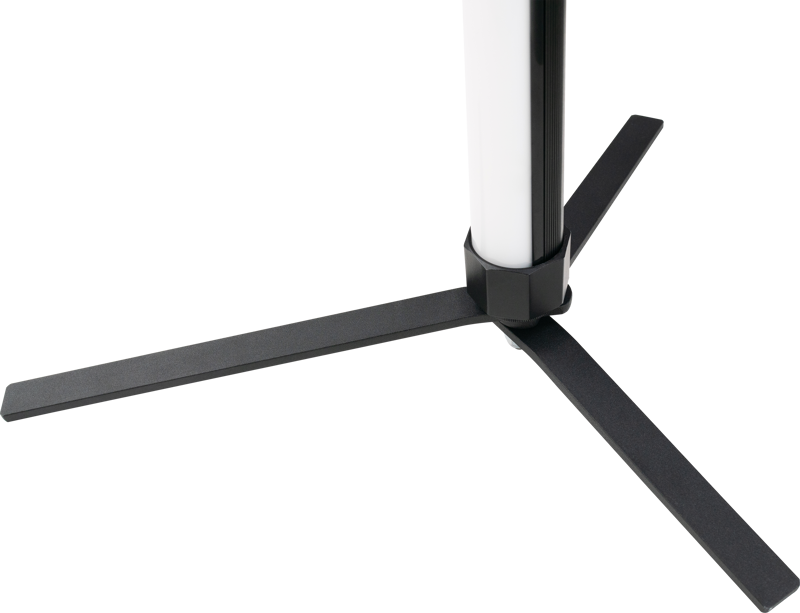 Lähikuva NANLITE Floor Stand LS-FL-1/4 F for II 15X/30X -jalustasta, jossa näkyy sen musta kolmijalkainen jalusta, joka tukee pystytolppaa valkoista taustaa vasten.