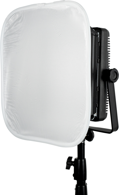 NANLITE Soft Box 600SA/CSA/DSA LED-paneeleille on kuvassa asennettuna mustaan säädettävään jalustaan, jossa on valkoinen diffuusioverkko ja joka on sijoitettu tavallista taustaa vasten.