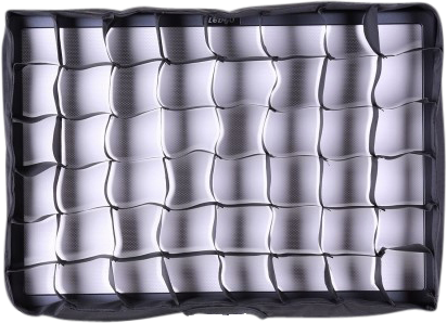NANLITE Eggcrate for 600SA/CSA/DSA Soft boxissa on suorakaiteen muotoinen hunajakennoverkko, jossa on tasaisin välimatkoin sijoitettuja kennoja, jotka on suunniteltu antamaan pehmeää, hajavaloa edestä katsottuna.