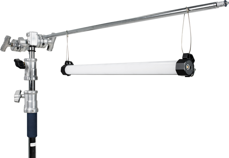 NANLITE Multi-angle Mount for PavoTube ripustaa putkenmuotoisen LED-valon vaakasuoraan metallisesta puomivarresta, joka on kiinnitetty tukevaan säädettävään jalustaan tavallista taustaa vasten.