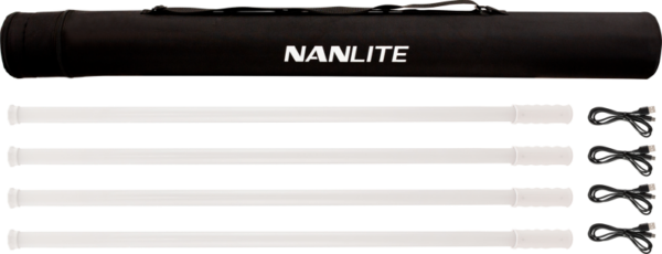 NANLITE Pavotube T8-7X-4 Light Kit ja Pavobulb 10C 4 Bulb Kit sisältävät neljä valkoista LED-valoputkea valkoisilla päätykappaleilla, neljä mustaa USB-kaapelia ja Nanlite-kantolaukun, jotka on järjestetty valkoiselle taustalle.