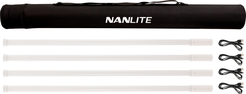 NANLITE Pavotube T8-7X-4 Light Kit ja Pavobulb 10C 4 Bulb Kit sisältävät neljä valkoista LED-valoputkea valkoisilla päätykappaleilla, neljä mustaa USB-kaapelia ja Nanlite-kantolaukun, jotka on järjestetty valkoiselle taustalle.