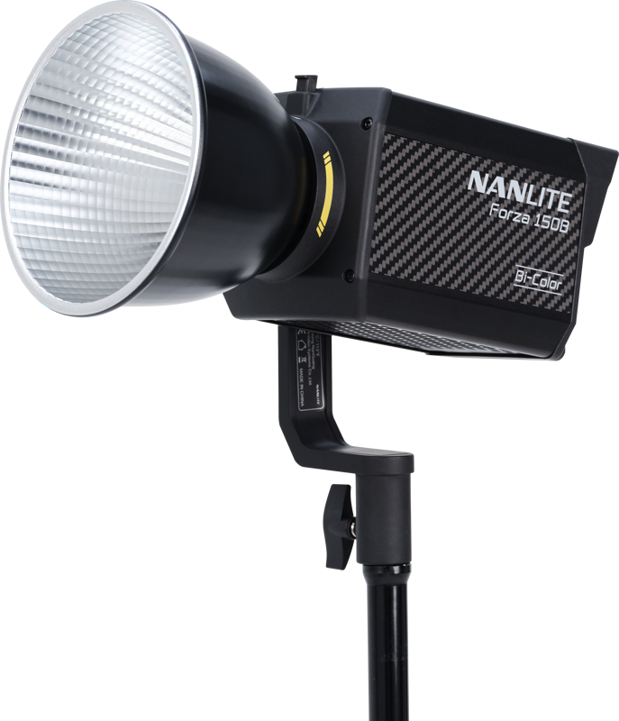 NANLITE Forza 150B LED Bi-color Spot Light (LED-valo), jossa on suuri heijastin, on asennettu mustaan jalustaan ja näytetään valkoista taustaa vasten.