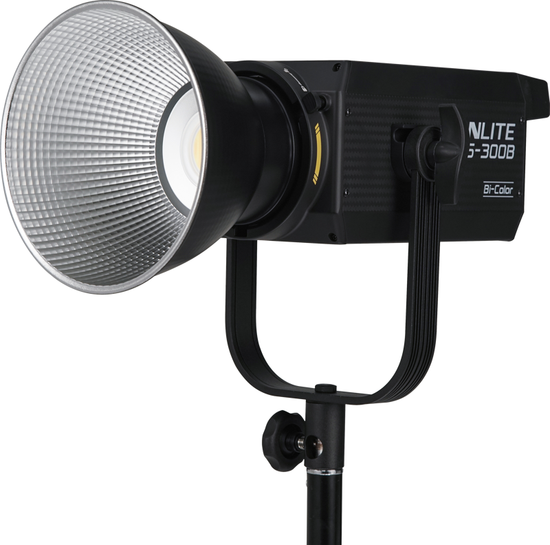 Musta ammattimainen studio video/valokuvaus LED-valo, jossa on suuri heijastin U-muotoisella kiinnikkeellä ja jalustalla, merkintä NANLITE FS-300B LED Bi-color Spot Light -LED-valo.