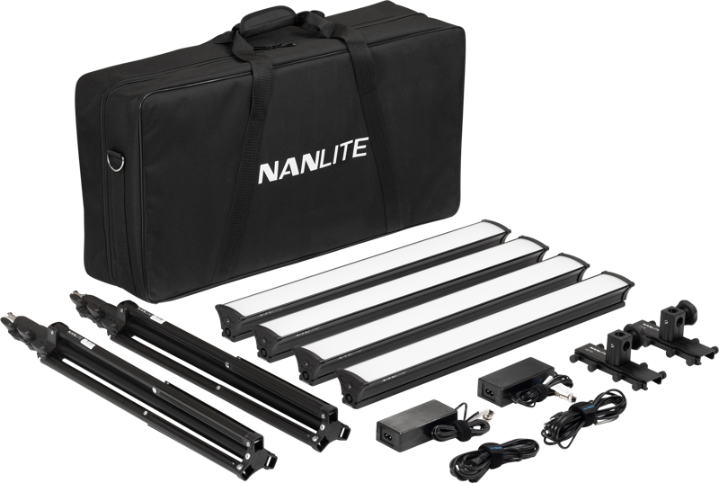 NANLITE LG-E60 4 Light LED Studio Kit sisältää mustan kantolaukun, neljä LED-valopalkkia, kaksi jalustaa, kaksi kiinnityskorvaketta, kaksi virtalähdettä ja useita virtajohtoja valkoisella pohjalla.