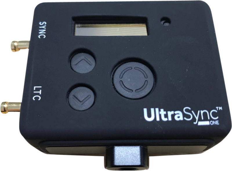 Musta ATOMOS-silikonikotelo, joka on suunniteltu UltraSync ONE -laitteeseen sopivaksi ja jossa on vasemmalla puolella aukot laitteen näytölle, painikkeille ja SYNC/LTC-porteille. UltraSync ONE -logo jää näkyviin oikeaan alakulmaan, kun se on asennettu.