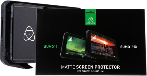 ATOMOS Sumo Screen Protector -näytönsuojakotelossa on kuvia kahdesta tabletista, joihin on kiinnitetty suojakalvo; laatikon vieressä näkyy osa ATOMOS-logolla varustetusta laitteesta.