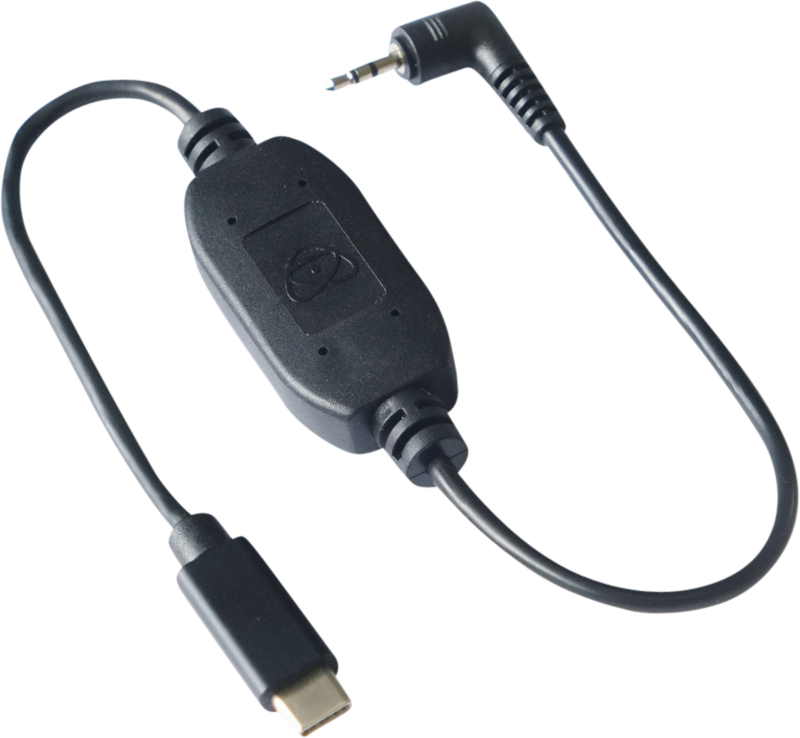 ATOMOS USB-C-sarjakalibrointi- ja ohjauskaapeli on musta sovitin, jossa on USB-C-liitin, 3,5 mm:n ääniliitäntä oikeassa kulmassa ja kompakti suorakulmainen ohjauskotelo keskellä.