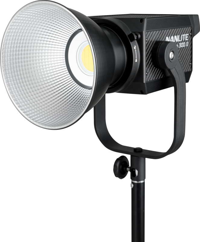 NANLITE Forza 300 II Daylight LED Spot Light -LED-valo, jossa on suuri hopeanvärinen heijastin, on asennettu mustaan jalustaan, hieman vasemmalle kallistettuna tavallista taustaa vasten.