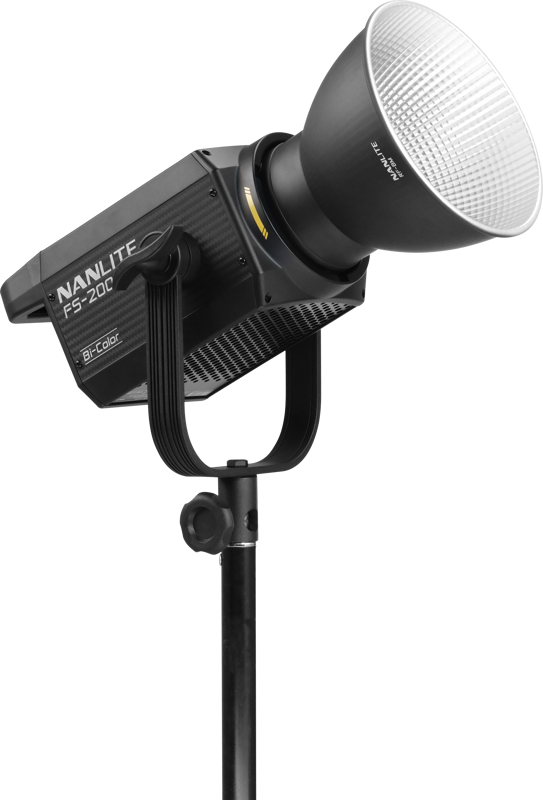 NANLITE FS-200B Kaksivärinen LED-spottivalo, joka on asennettu mustaan jalustaan, ylöspäin suunnattuna, ja jossa on suuri hopeinen heijastin ja tuuletettu kotelo.