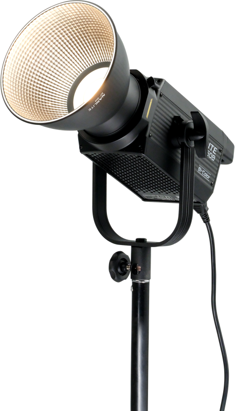 NANLITE FS-150B Bi-Color LED Spot Light -valaisimessa on heijastin ja jalusta valkoista taustaa vasten, ja se on liitetty virtajohtoon - ihanteellinen ammattimaiseen valokuvaukseen tai videokuvaukseen.