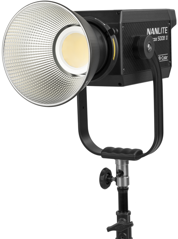 NANLITE Forza 500B II Bicolor LED Spot Light -LED-valo, jossa on suuri heijastin, musta, on asennettu jalustalle ja suunnattu valkoista taustaa vasten.