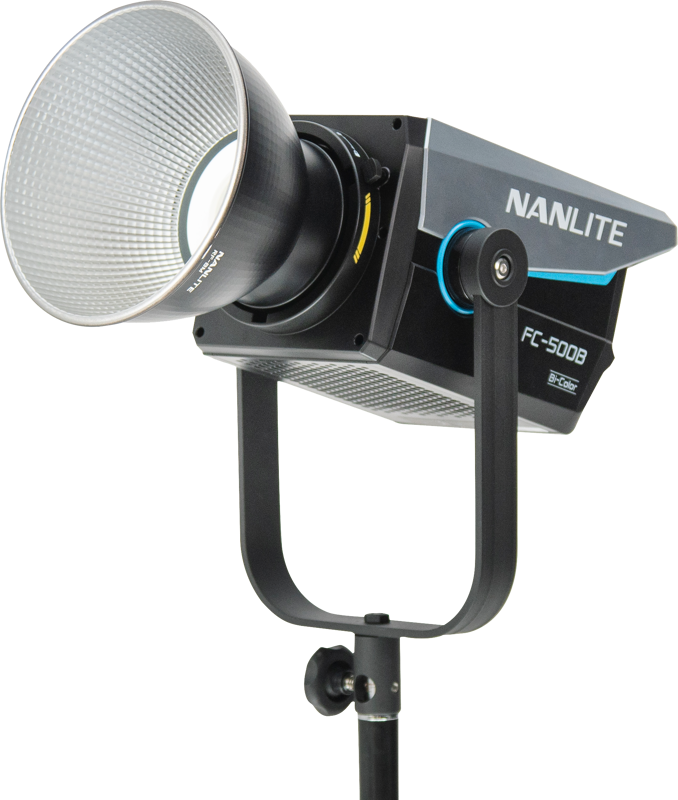 NANLITE FC-500B LED Bi-color Spot Light -LED-valo, jossa on hopeinen heijastin, on asennettu mustaan jalustaan ja näkyy valkoista taustaa vasten.