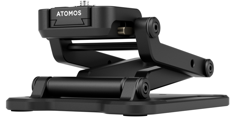 ATOMOS Z-Mount on musta, säädettävä pöytäteline, jossa on useita saranoita ja tukeva jalusta ja joka on suunniteltu tukemaan elektronisia laitteita turvallisesti.