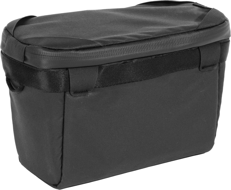 Peak Design Camera Cube V2 (X-Small) on musta, suorakulmainen, pehmeäpintainen säilytyspussi, jossa on vetoketjullinen yläosa ja vahvistetut reunat, ihanteellinen kameravarusteiden kuljettamiseen tai järjestämiseen.