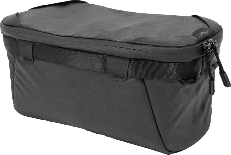 Peak Design Camera Cube V2 (Small) on musta, suorakaiteen muotoinen vetoketjullinen pussi, jossa on kangaskahva ja minimalistinen muotoilu.