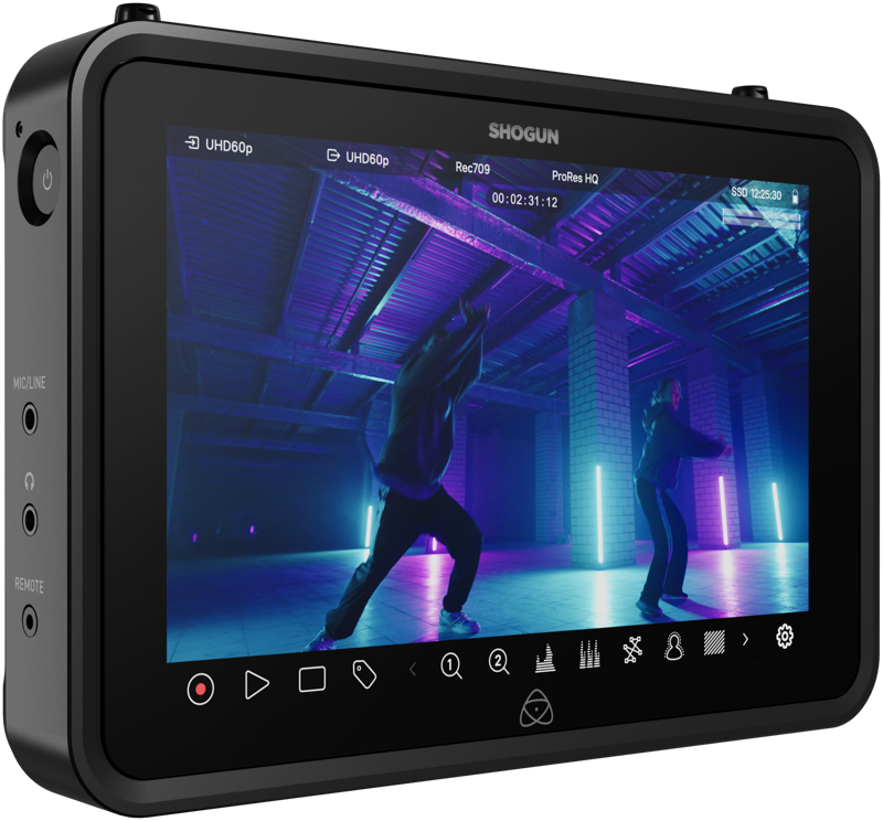 ATOMOS SHOGUN 7-tuumaisen HDR Monitor-Recorder 6K RAW -näytön lähikuvassa näkyy kaksi ihmistä tanssimassa värikkäässä, neonvalaistussa teollisuusympäristössä, ja kameran asetukset ja ohjauskuvakkeet näkyvät sen näytöllä.
