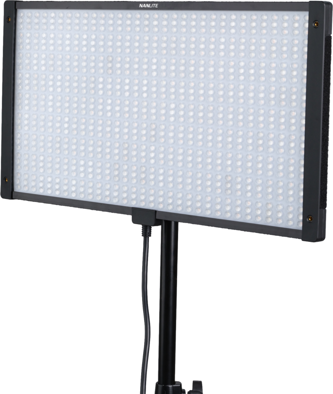 NANLITE PavoSlim 120C RGBWW LED-paneeli on suorakulmainen LED-valaisin, jossa on musta kehys, joka on asennettu jalustalle ja jossa on pienten LEDien ruudukko ja roikkuva virtajohto.
