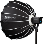 NANLITE Softbox 60cm FM-kiinnityksellä on kiinnitetty Forza 60 -studiovalaisimeen jalustalla, joka tarjoaa ammattimaisen valaistuksen valokuvaukseen tai videokuvaukseen.