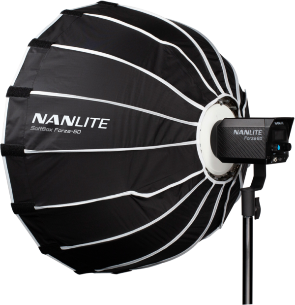 NANLITE Softbox 60cm FM-kiinnityksellä on kiinnitetty Forza 60 -studiovalaisimeen jalustalla, joka tarjoaa ammattimaisen valaistuksen valokuvaukseen tai videokuvaukseen.