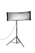 NANLITE Eggcrate grid for Softbox 45x110cm on asennettu mustalle jalustalle valkoista taustaa vasten, ja virtajohto ulottuu softboxista kuvan vasemmalle puolelle.