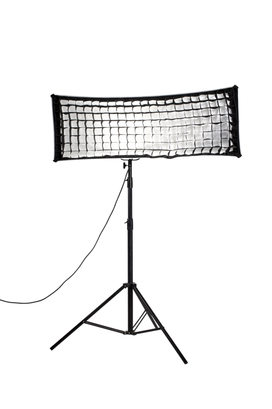 NANLITE Eggcrate grid for Softbox 45x110cm on asennettu mustalle jalustalle valkoista taustaa vasten, ja virtajohto ulottuu softboxista kuvan vasemmalle puolelle.