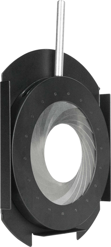 NANLITE Adjustable Iris Diaphragm for PJ-FMM on musta pyöreä lisävaruste, jossa on päällekkäiset metalliterät ja hopeinen vipu, joka on suunniteltu optisten laitteiden aukon koon tarkkaan säätämiseen.