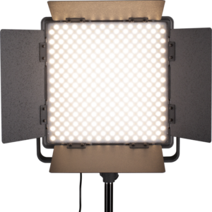 NANLITE 600CSA Bicolor LED-paneeli, joka on varustettu lattialuukuilla ja asennettu jalustalle, on valaistu ja heittää kirkkaan valkoista valoa suoraan kohti kameraa.