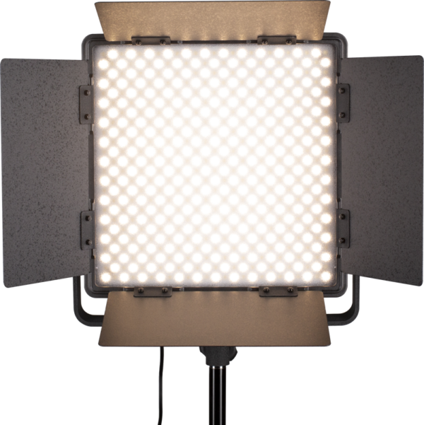 NANLITE 600CSA Bicolor LED-paneeli, joka on varustettu lattialuukuilla ja asennettu jalustalle, on valaistu ja heittää kirkkaan valkoista valoa suoraan kohti kameraa.