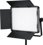 NANLITE 900CSA Bicolor LED Panel on suorakulmainen studiovalaisin, jonka sivuilla on avoimet metalliset lato-ovet, joka on asennettu jalustalle ja joka säteilee kirkasta valkoista valoa.