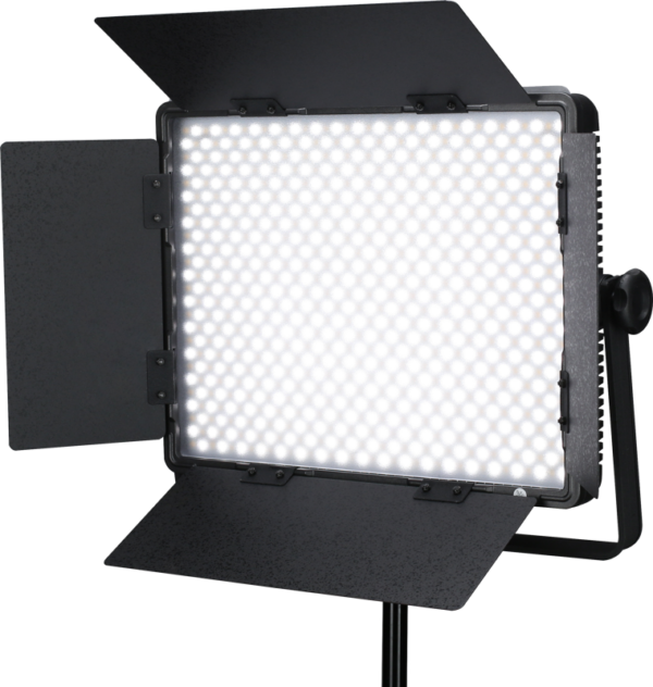 NANLITE 900CSA Bicolor LED Panel on suorakulmainen studiovalaisin, jonka sivuilla on avoimet metalliset lato-ovet, joka on asennettu jalustalle ja joka säteilee kirkasta valkoista valoa.