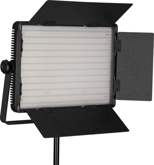 NANLITE 1200DSA 5600K LED-paneeli DMX-ohjauksella on suorakulmainen studiovalo, jossa on säädettävät lato-ovet ja joka on asennettu jalustalle, ihanteellinen ammattimaiseen valokuvaukseen tai videotuotantoon.