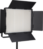 NANLITE 900DSA 5600K LED-paneeli, jossa on DMX-ohjaus, on ammattimainen valaisin, jossa on suorakulmainen LED-joukko, säädettävät mustat metalliset lato-ovet ja jalustakiinnitys - ihanteellinen valokuvaukseen tai videotuotantoon.