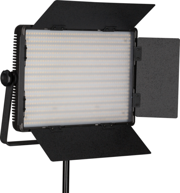 NANLITE 1200CSA Bicolor LED-paneeli on suorakulmainen studiovalo, jossa on säädettävät lato-ovet ja joka on asennettu jalustalle ja joka on ihanteellinen ammattimaiseen valokuvaukseen tai videokuvaukseen. Paneelissa on useita rivejä pieniä LED-valoja.
