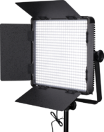 DMX-ohjauksella varustettu NANLITE 600DSA 5600K LED-paneeli, jossa on säädettävät metalliset lato-ovet, on asennettu jalustalle ja se säteilee kirkasta valkoista valoa. Sen virtajohto ulottuu pohjasta.