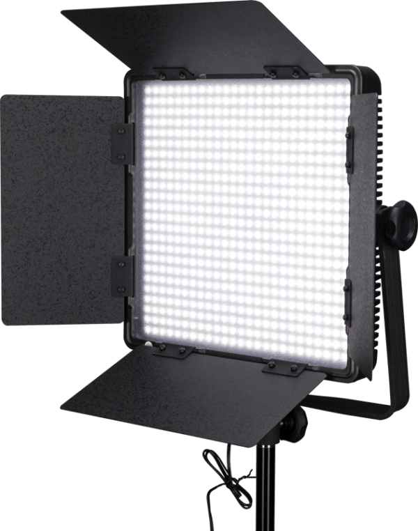 DMX-ohjauksella varustettu NANLITE 600DSA 5600K LED-paneeli, jossa on säädettävät metalliset lato-ovet, on asennettu jalustalle ja se säteilee kirkasta valkoista valoa. Sen virtajohto ulottuu pohjasta.