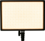 NANLITE MixPad 27C II RGBWW LED-paneelissa on suorakulmainen muotoilu mustalla kehyksellä, joka on asennettu jalustalle. Paneeli on valaistu, ja se säteilee kirkasta lämpimänvalkoista hehkua, jonka pinnalla on näkyviä yksittäisiä LED-lamppuja.