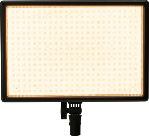 NANLITE MixPad 27C II RGBWW LED-paneelissa on suorakulmainen muotoilu mustalla kehyksellä, joka on asennettu jalustalle. Paneeli on valaistu, ja se säteilee kirkasta lämpimänvalkoista hehkua, jonka pinnalla on näkyviä yksittäisiä LED-lamppuja.