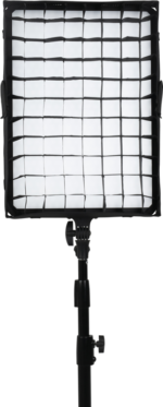 NANLITE Eggcrate for Compac 100/100B, suorakulmainen LED-paneeli, jossa on musta ristikkohajotin, on kuvassa asennettuna mustaan säädettävään jalustaan valkoista taustaa vasten.