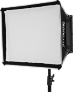 NANLITE Barndoor with Softbox for MixPad II 27C on asennettu mustaan jalustaan, jossa on valkoinen diffuusorin kansi, joka on suunniteltu valokuvaukseen tai videokuvaukseen. Softboxin kyljessä on NANLITE-brändinimi.